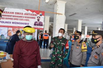 Dandim Bersama Kapolres Pantau Pelaksanaan Swab di Termina Mendolo